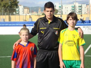 El colegiado del partido con los capitanes