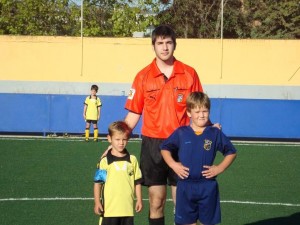 El colegiado con los capitanes del partido