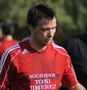 Toni Roig después de la rotura abandonando el terreno de juego. Foto Pepsila. Pulsar sobre la foto para ampliarla.