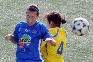 Primer test. La jugadora del Sporting Mahonés Clara Capó lucha un balón ante dos rivales del Independiente en un lance del juego. Foto Diario de Menorca