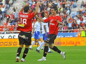 Arduriz celebra un gol con Casadesús | Alberto Vera