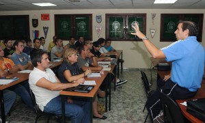Salvador Fornes impartiendo clase