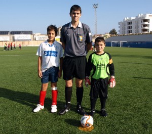 El arbitro con los capitanes del partido