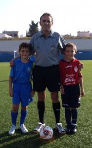 El colegiado con los capitanes del partido