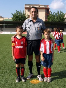 El arbitro del partido con los capitanes