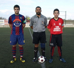 El colegiado con los capitanes del partido