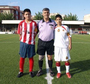 El colegiado con los capitanes del partido