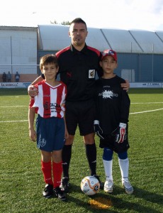 Raúl Martín con los capitanes del partido