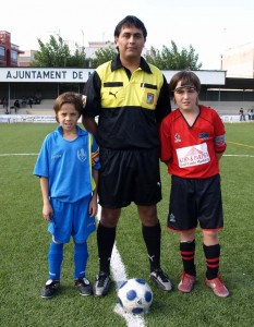 El colegiado con los capitanes del partido