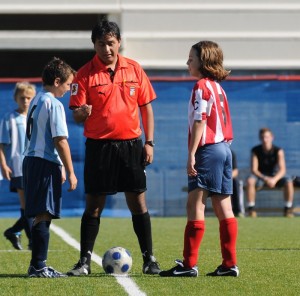 El colegiado con los capitanes del partido