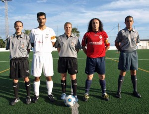 El trio arbitral con los capitanes del partido