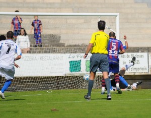 Edu pisa la mano de Balti antes de conseguir el gol. Foto Pepsila