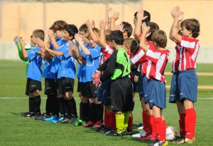 Los dos equipos saludan al publico