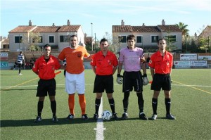 El trio arbitral con los capitanes