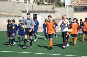 El colegiado saliendo al campo con los equipos