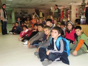 El colegio Antoni Monjo en la sala de trofeos del Ono Estadi