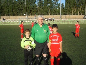 El colegiado con los capitanes del partido