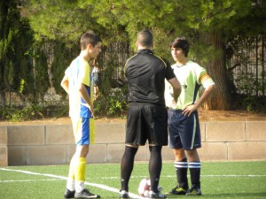 El arbitro con los capitanes del partido