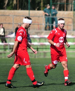 Pedro y Manuel vendados después del choque. Foto Javi Nebot