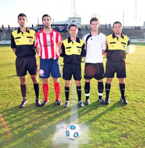 El Arbitro del partido con los Capitanes