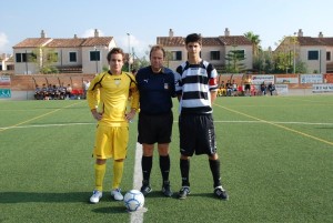 El Arbitro con los capitanes del partido