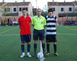 El colegiado con los capitanes del encuentro