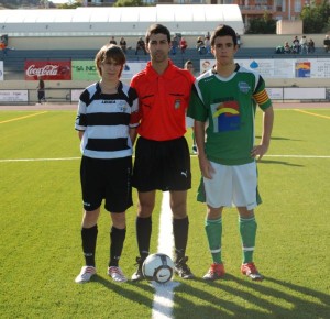 El Colegiado con los capitanes del partido