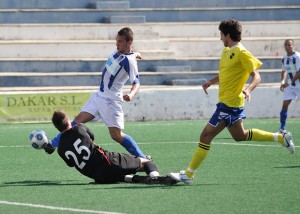 Edu marcando uno de los goles frente al Arenal. Foto Oscar Quetglas
