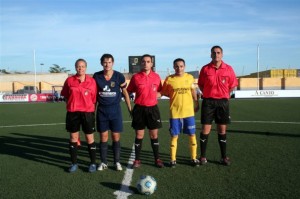 El trio arbitral con los capitanes del partido