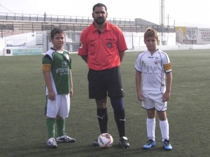 El colegiado con los capitanes del partido