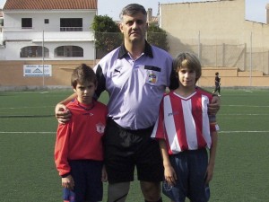 El colegiado con los capitanes del partido