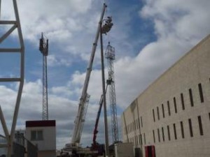 Imagen de una de las grúas que trabajó ayer en la instalación de una de las torres de iluminación.  G.L.S.