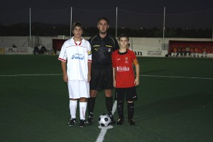 El colegiado con los capitanes del partido