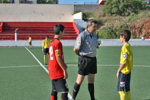 El colegiado con los capitanes del partido