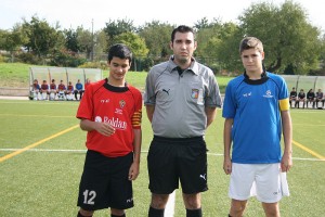 El colegiado con los capitanes del partido