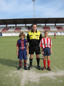 El colegiado con los capitanes del partido