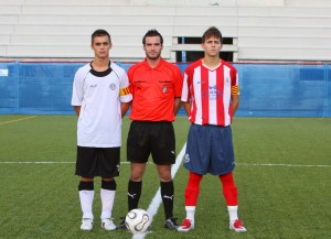 El colegiado con los capitanes del partido