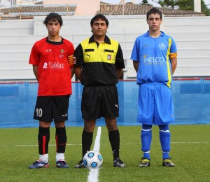 El colegiado con los capitanes del partido