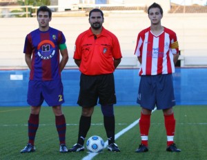 El Arbitro del partido con los capitanes