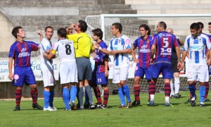 Pascual es expulsado por Bermudez Balbín. Foto O. Riera