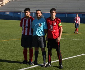 El Colegiado con los capitanes del partido