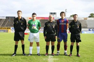 El trio arbitral con los capitanes del partido