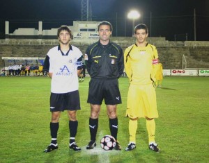 El arbitro del partido con los capitanes