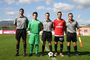 Trio arbitral con los capitanes del partido