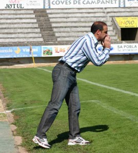 Ander Garitano en el banquillo del Zaragoza en Sa Pobla.