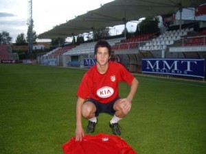 Llonga. El ex atlético posa con la camiseta de su actual equipo