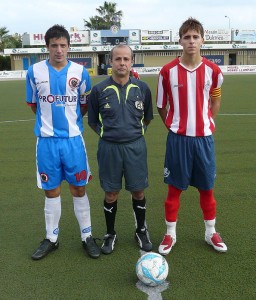 El colegiado Vicente Daza, con los capitanes del partido