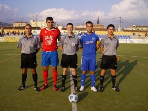 Trio arbitral con los capitanes del partido