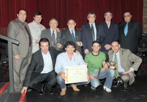 Todos los premiados pitiusos posaron con sus distinciones al finalizar la Gala del Fútbol Balear. Foto Pepsila