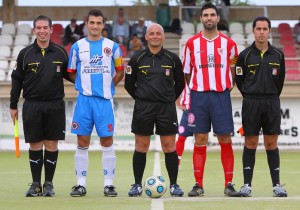 El trio arbitral con los capitanes del partido